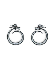 Диамантени обеци Дракон с черни и бели диаманти