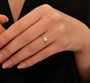 Годежен пръстен с кръгъл обков на диаманта