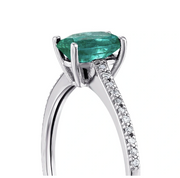 Диамантен пръстен с овален изумруд