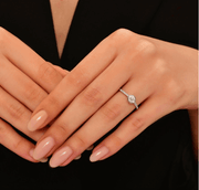 Годежен пръстен с кръгъл обков на диаманта